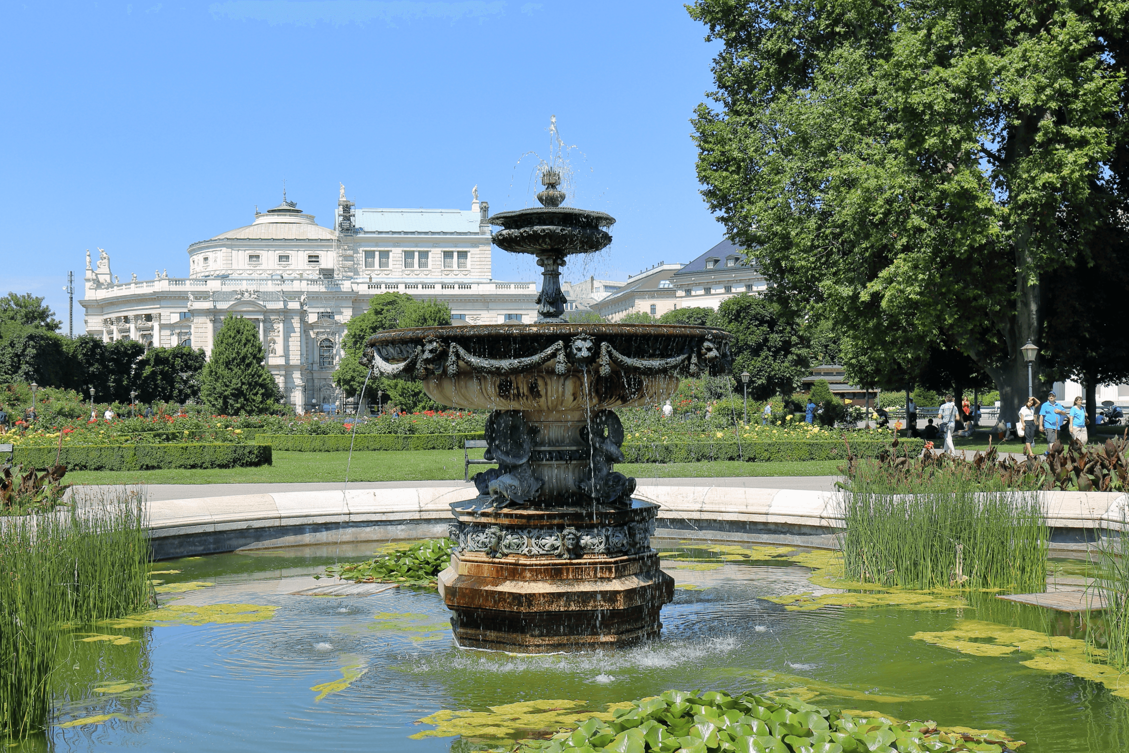 Brunnen und Parkanlage im Zentrum von Wien
